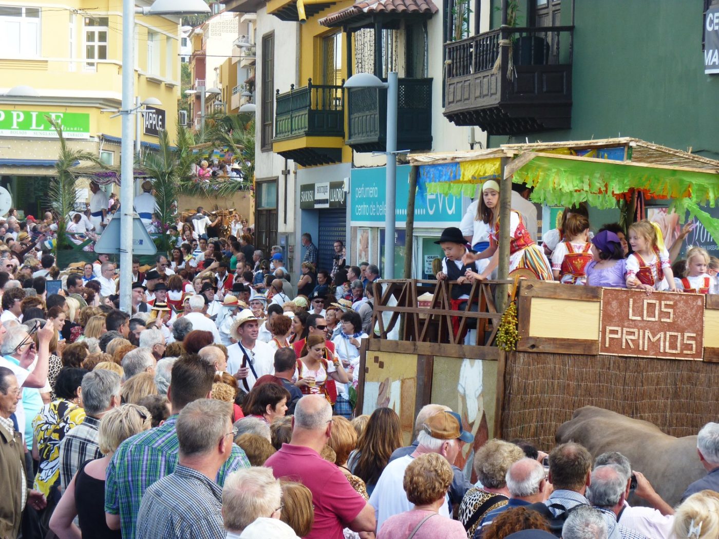 Paseo Romero y Festival Folclórico en el día de Canarias portuense